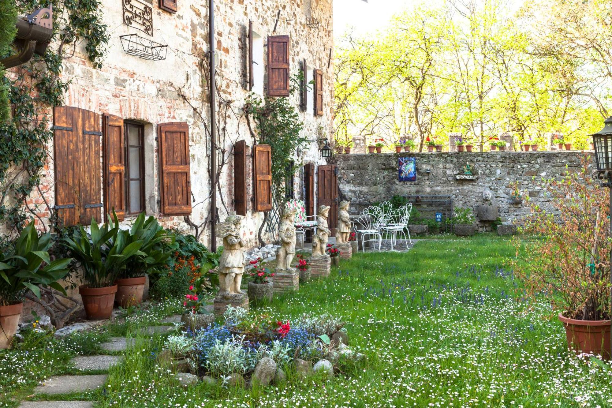 B&B La Casa Del Sole Manzano Eksteriør billede