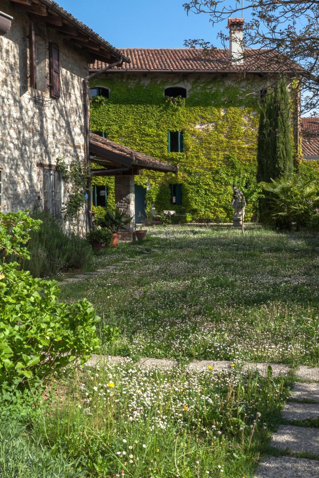 B&B La Casa Del Sole Manzano Eksteriør billede