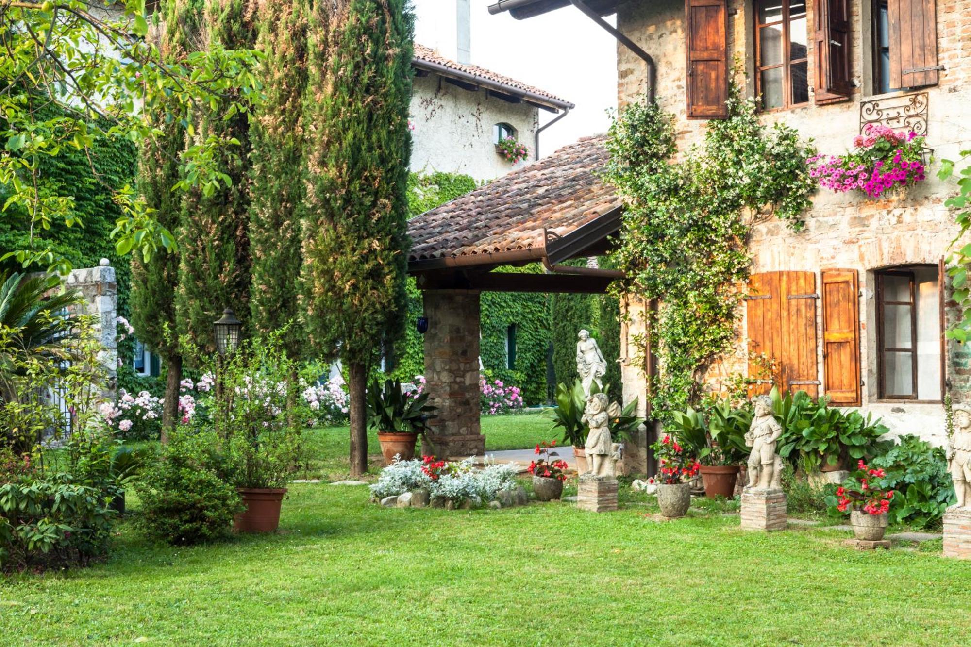 B&B La Casa Del Sole Manzano Eksteriør billede
