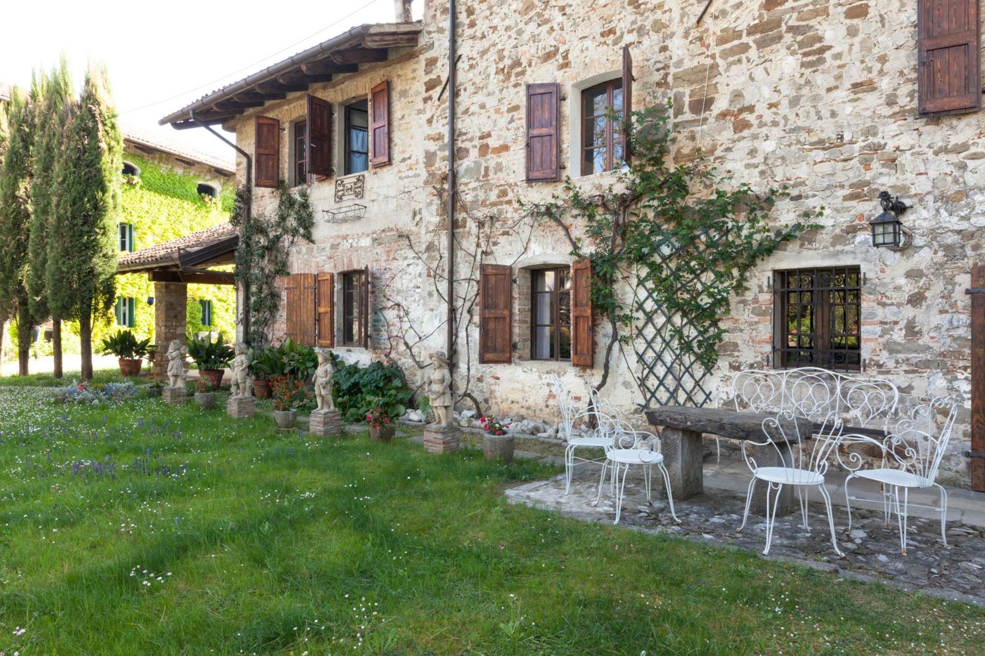 B&B La Casa Del Sole Manzano Eksteriør billede